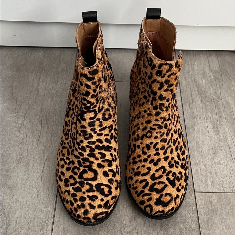 VIONIC NWOT Leopard Print Fur Leather Ankle Boots V Cutout, Size 8 - Picture 4 of 11